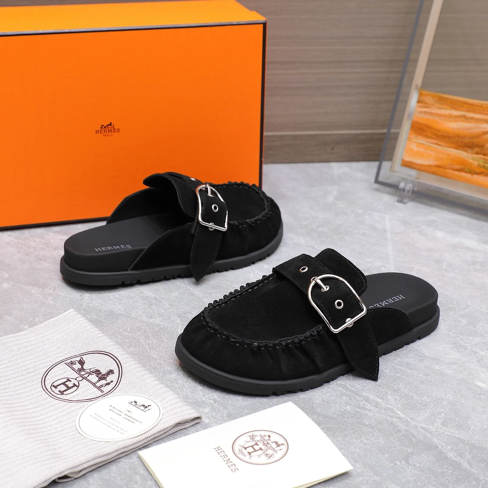 💕💕Factory direct selling price p520💕💕 Men's size +10 ⚡Couple model HERMES 25/Spring and summer latest cute Muller half-flop Birkenstock toe slippers Summer really needs versatile slippers, they look good no matter how you match them, casual and high-end feeling The comfort is also great, paired with various colorful socks, it is trendy ✔️Fabric: imported suede ✔️Inner lining: Sheepskin lining ✔️Outsole: Tpu non-slip and wear-resistant outsole ✔️Size: #35-45 (40 for women and 45 for men, no return or exchange)